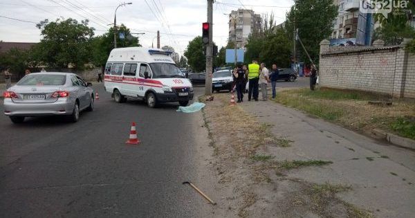 В Херсоне скорая насмерть сбила женщину на пешеходном переходе (18 ) дтп