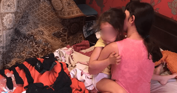 Супруги развращали и снимали на камеру 4-летнюю дочь