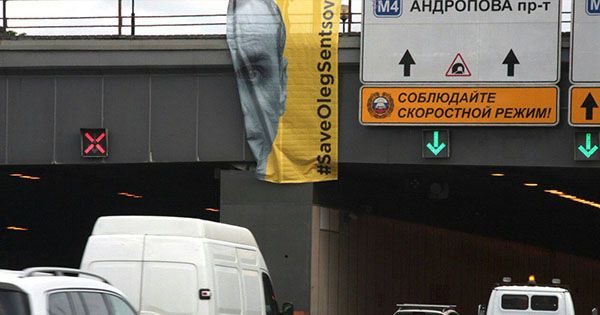ЧМ 2018: в Москве вывесили плакат в поддержку Сенцова Плакат на підтримку Сенцова