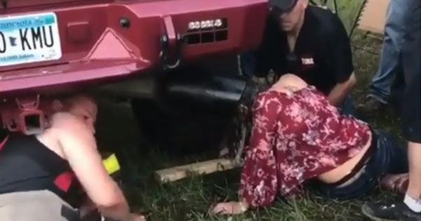 Дівчина застрягла головою у вихлопній трубі пікапа