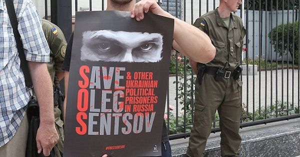 Кремль повинен відпустити Сенцова