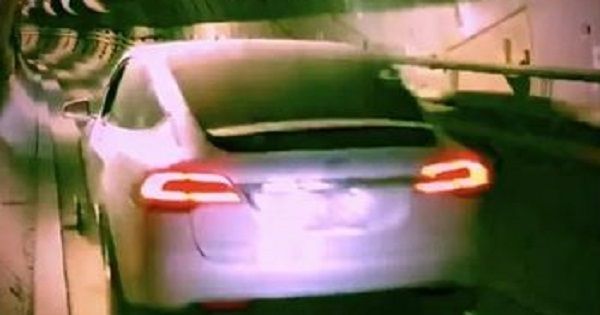 Маск випробував електромобіль Tesla у своєму тунелі