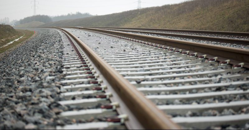 У Дніпропетровській області вантажівка впала на залізничну колію Залізниця