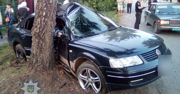 На Рівненщині авто з дітьми влетіло в дерево У ДТП на Рівненщині постраждали 6 дітей