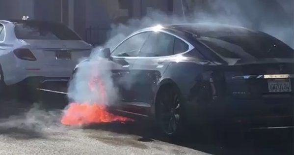Tesla з режисером Карткового будиночка загорілося під час руху
