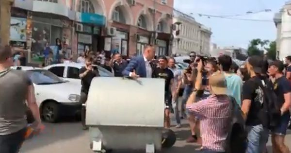 У Харкові заступника Кернеса кинули у сміттєвий бак Андрія Руденка кинули у смітник