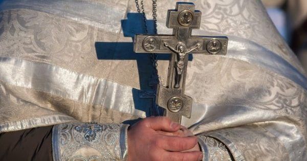 У Франції священик вдарив дитину, яка плакала під час хрещення священник ударил ребенка