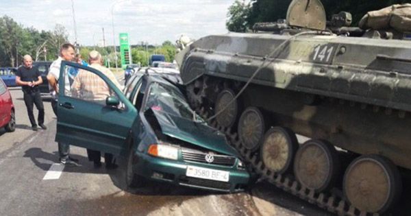 Військовий БМП розчавив легкове авто з водієм всередині