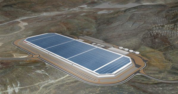 Омелян вирішив переконати Tesla виробляти батареї в Україні