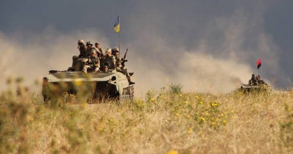 На Донбасі тривають інтенсивні бої, бойовики застосовують артилерію ООС