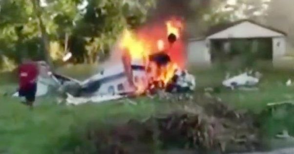 Очевидці зняли на відео, як з палаючого літака вибрався підліток