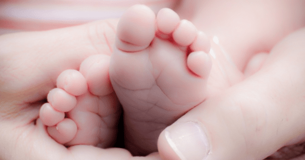 Тягла немовля по піску і кинула на пляжі: в Одесі розшукують горе-матір Немовля