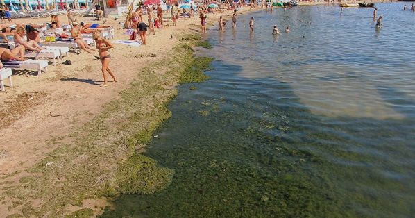 Грязь бьет из моря: очевидцы сняли на видео ливень на Аркадии в Одессе