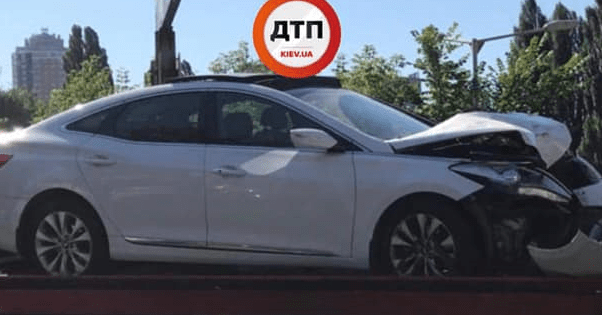 В Киеве авто на скорости 130 км/час влетело в витрину магазина
