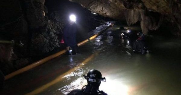 В Таиланде умер спасатель, доставлявший детям в затопленную пещеру кислород