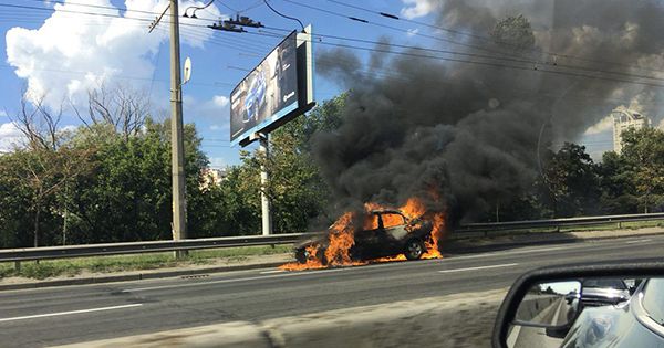 В Киеве посреди дороги горит автомобиль У Києві посеред дороги горить автомобіль