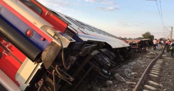 Аварія поїзда в Туреччині: кількість жертв перевищила 20 осіб