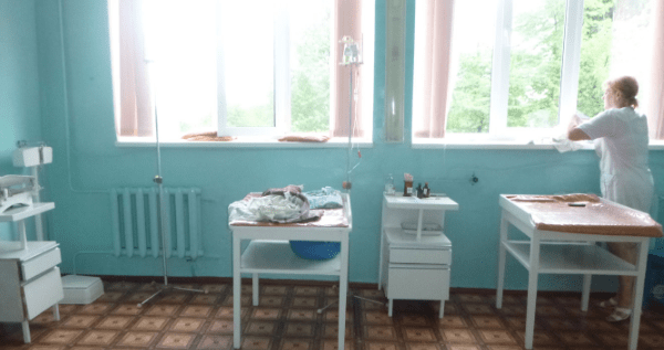 Под Одессой женщина бросила младенца умирать на подоконнике в больнице Смерть немовляти