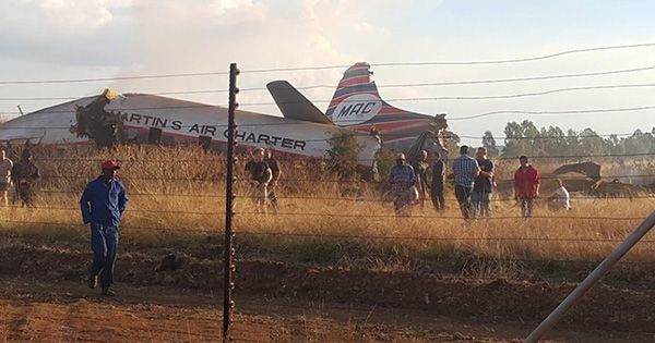 Авиакатастрофа в ЮАР: самолет лопнул пополам, десятки пострадавших