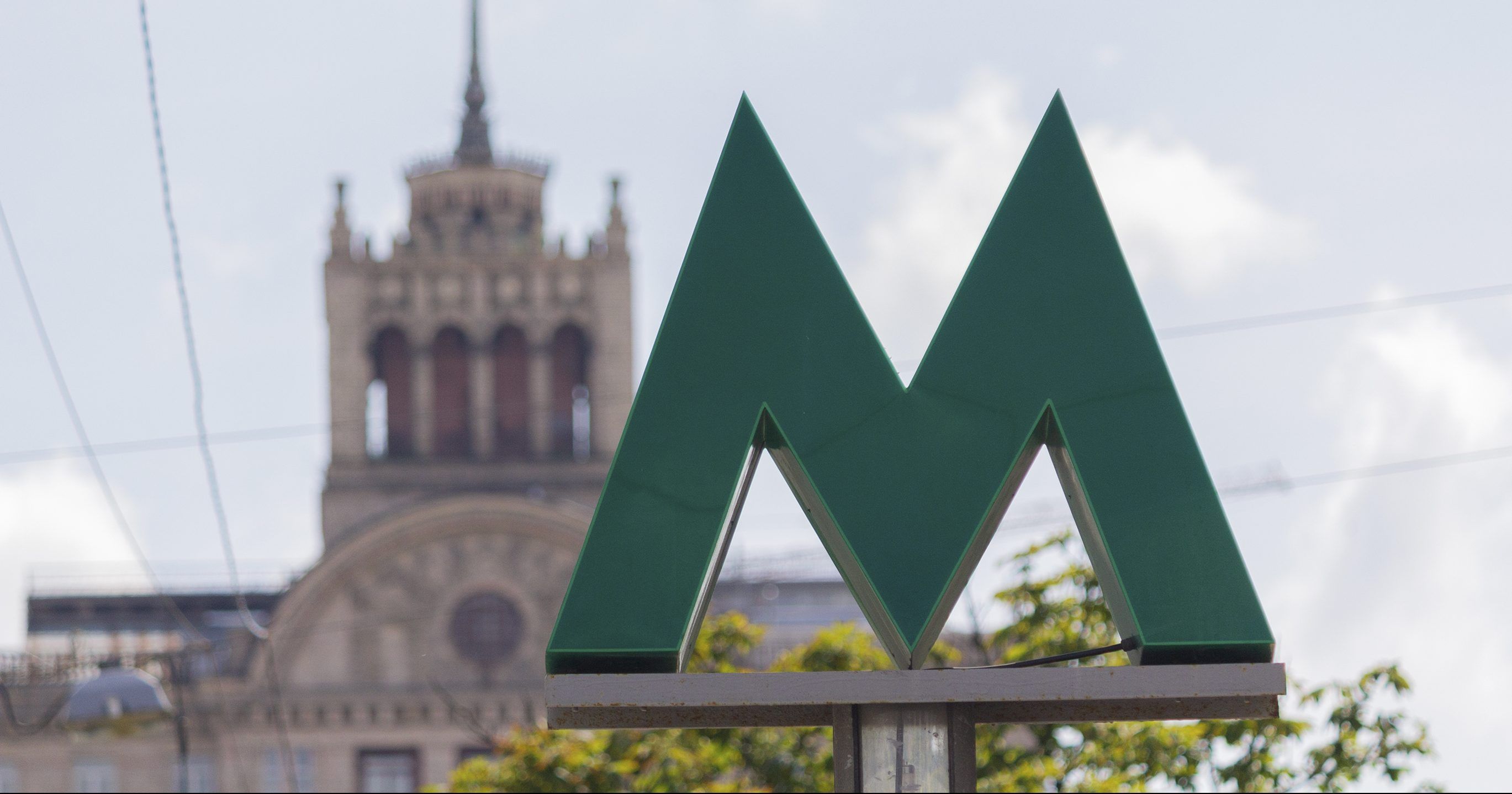 Киевляне требуют достроить выход из метро Выставочный центр Метро