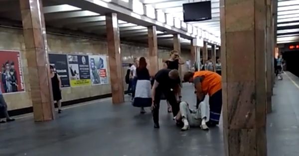 У Києві поліцейський буцнув пасажира метро та побив кийком Поліцейський побив пасажира в метро