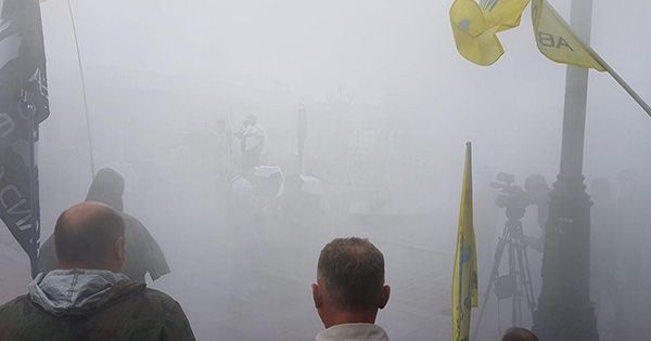 Дымовые шашки и заблокированный центр. Участники митинга озвучили требования Під Радою запалили димові шашки
