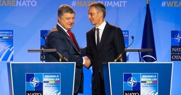 Порошенко розповів анекдот про шлях України в НАТО