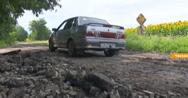 В ямах хоть рыбу лови: как живут в Рецюковщине в Черкасской области
