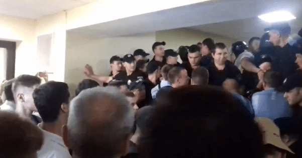 В Киевсовете произошли столкновения из-за подорожания проезда Сутички у Київраді