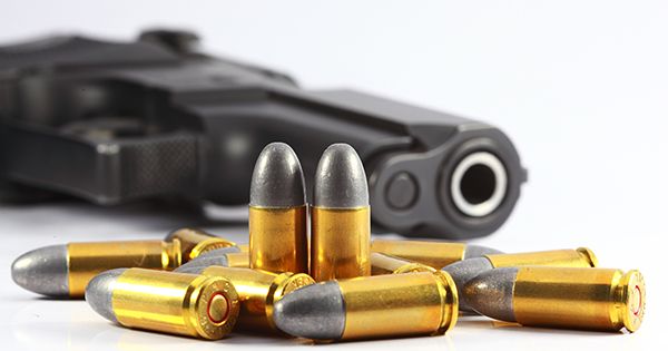 У Львові невідомий стріляв у дівчину Пістолет