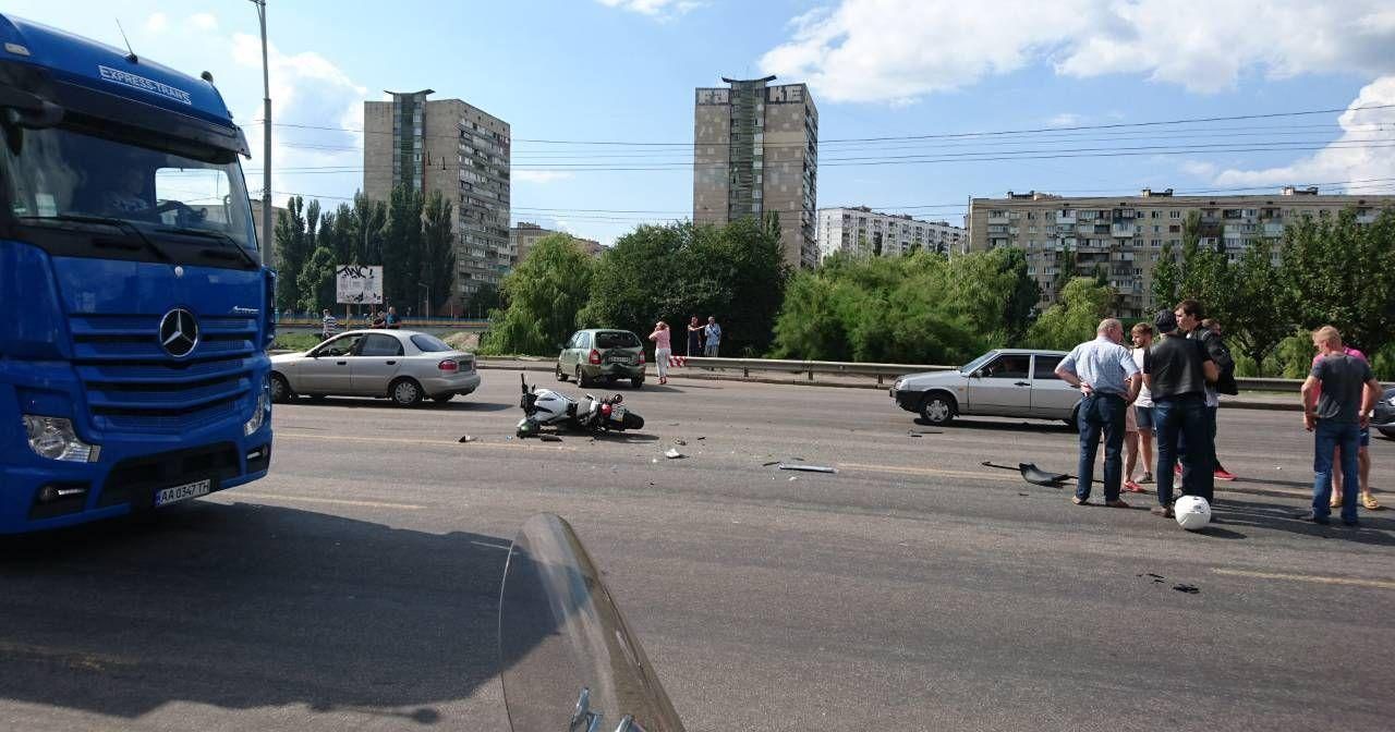 Страшна ДТП у Києві: зіткнулися 2 авто і мотоцикл, рух ускладнено ДТП
