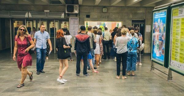 В метро Киева образовались огромные очереди