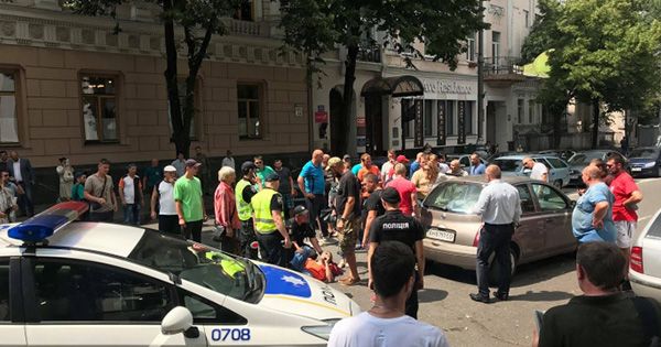 Митинг под Радой: авто сбило евробляхера