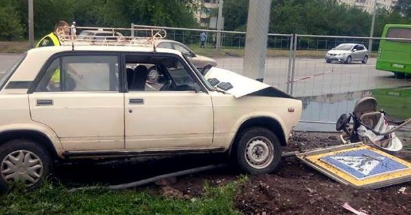 У Харкові легковик збив на тротуарі візок з дитиною, малюк помер
