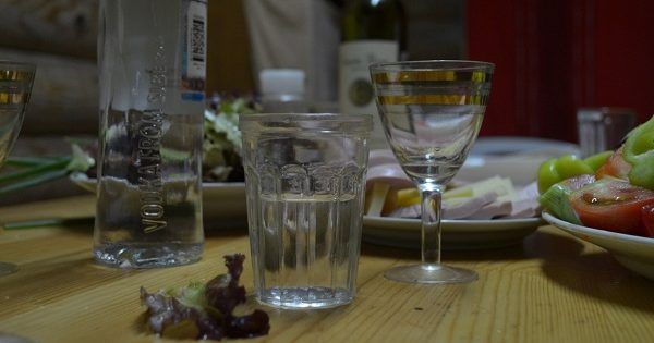На Хмельниччині соцпрацівниця споювала пенсіонерку, щоб заволодіти її землею соцработник спаивала пенсионерку