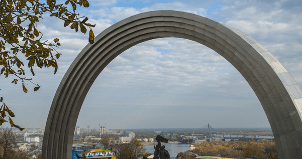 У центрі Києва з Арку дружби народів у Києві