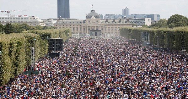 Париж вибухнув від радості на честь перемоги збірної на ЧС-2018