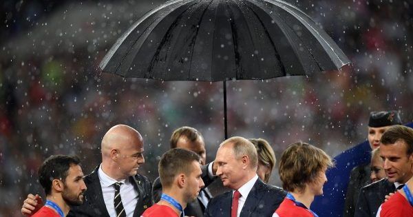 Ботокс і грим не потекли: на закритті ЧС-2018 парасолька дісталася тільки Путіну путин