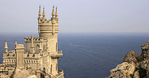 Booking заборонив бронювати житло в Криму Крим