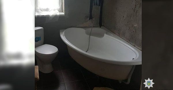 На Івано-Франківщині діти втекли від матері, яка тримала їх на ланцюгу