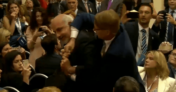Протестувальник проніс плакат для Путіна і Трампа. Його швидко вигнали