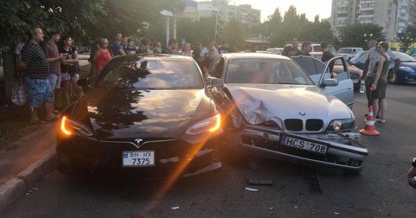 Поки батько спав: в Одесі підліток на євроблясі протаранив Tesla