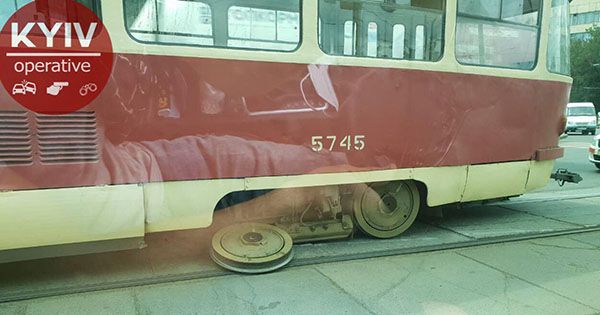 У Києві у трамвая на ходу відпало колесо