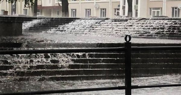 Злива в Тернополі: водоспади на вулицях, під асфальт пішла пожежна машина