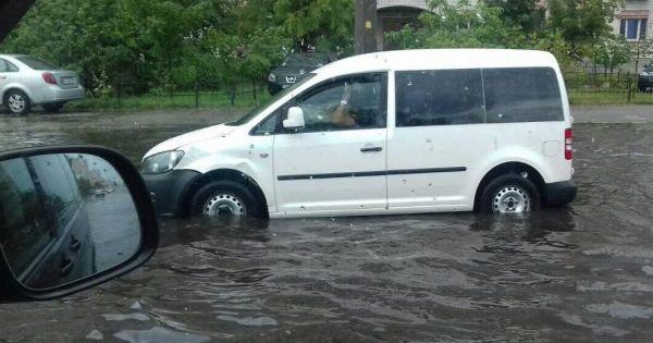 Дощ у Києві: машини пливуть по дорогах дождь в киеве