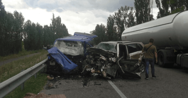 Під Києвом вщент розбилися три автомобілі, є жертви