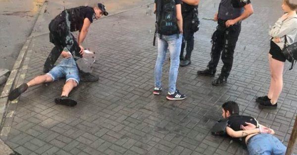 У Дніпрі компанія побила пасажира у маршрутці і напала на поліцейських драка в днепре