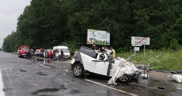 На Хмельниччині авто протаранило вантажівку: загинула сім дтп