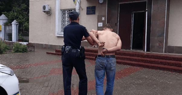 У Миколаєві чоловік з ножем кидався на перехожих, перед копами йому