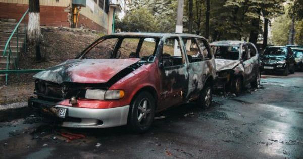 Вночі у Києві згоріли два авто одного власника